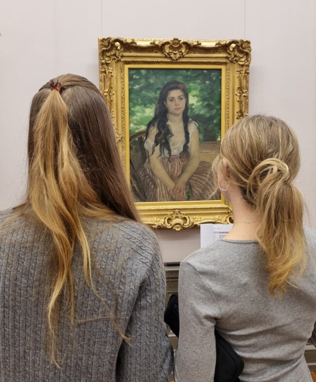 Betrachtung der Gemälde